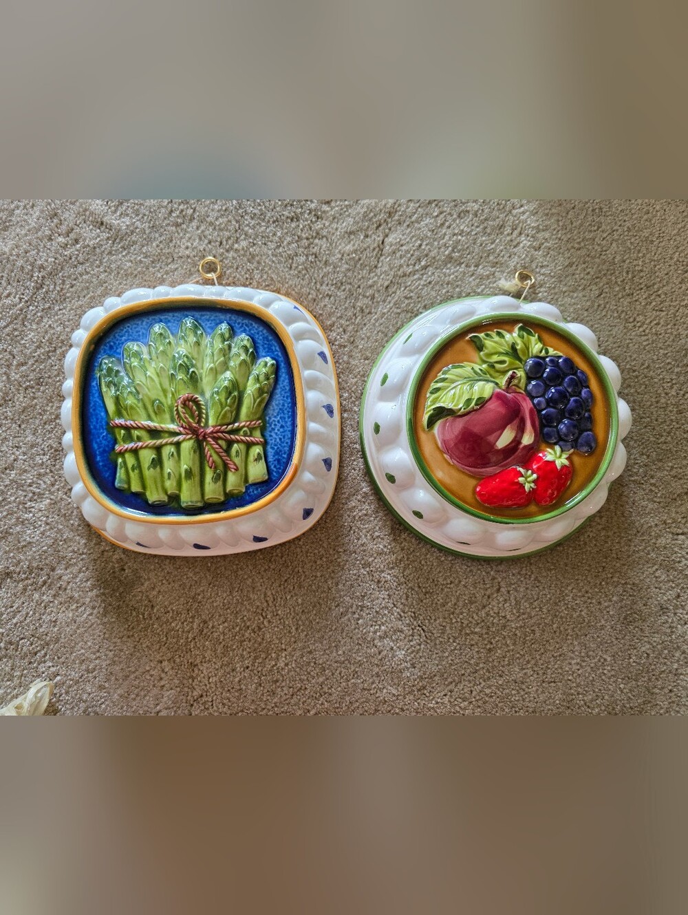 Vintage | Ceramic Asparagus & Fruit mold wall hangings | Guc